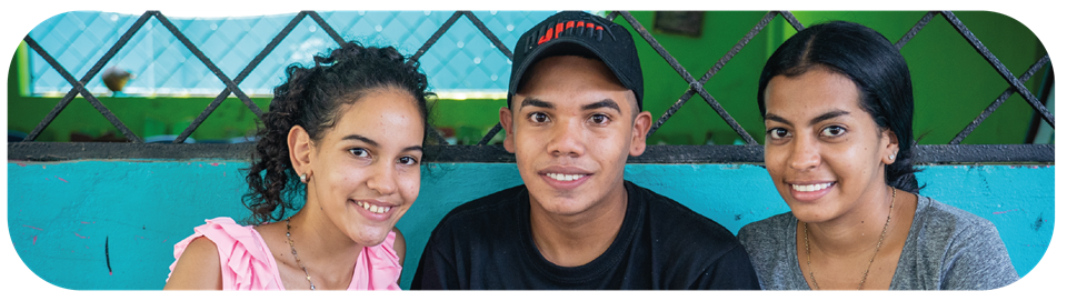 Jóvenes sonrientes